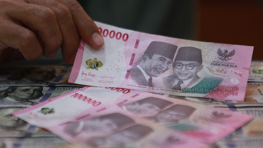 Karyawan mengambil mata uang rupiah di tempat penukaran mata uang, Jakarta, Selasa (12/5/2026). (Bloomberg Technoz/Andrean Kristianto)