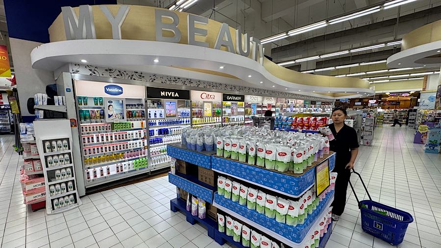 Ketika nilai rupiah melemah, harga barang impor biasanya ikut naik sehingga daya beli masyarakat dapat terpengaruh. (Bloomberg Technoz/Andrean K)