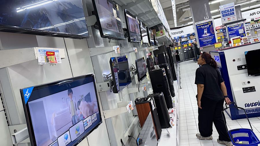 Pelemahan rupiah yang menyentuh level Rp 17.500 per dolar AS juga berdampak pada harga-harga elektronik. (Bloomberg Technoz/Andrean Kristianto)
