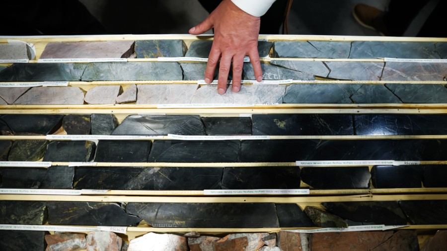 Sampel inti emas, perak, tembaga, dan molibdenum dipamerkan selama konferensi Asosiasi Penambang dan Pengembang Kanada (PDAC)./Bloomberg-Cole Burston