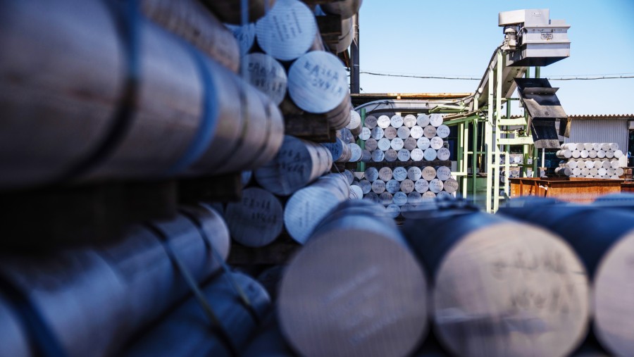 Batangan aluminium di pabrik Kato Light Metal Industry Co. di Jepang./Bloomberg-Louise Delmotte