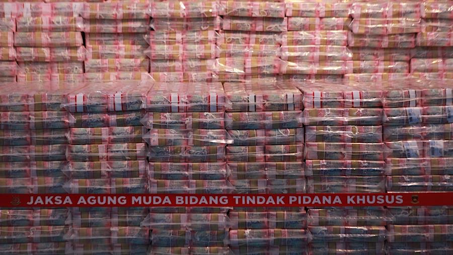 Tumpukan uang satgas PKH penyerahan hasil penyelamatan keuangan negara di Kejagung, Rabu (13/5/2026). (Bloomberg Technoz/Andrean K)