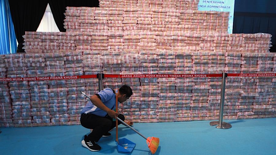 Dalam konfrensi persnya tumpukan uang tersebut ditampilkan disusun bertingkat hingga mencapai ketinggian lebih dari 2 meter.
