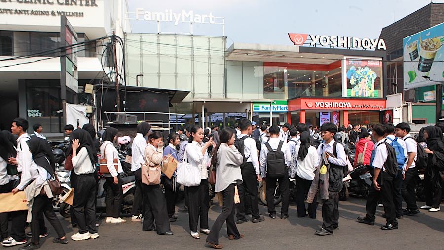 Pencari kerja antre untuk mendaftar pekerjaan di salah satu minimarket di Jakarta, Rabu (13/5/2026). (Bloomberg Technoz/Andrean Kristianto)