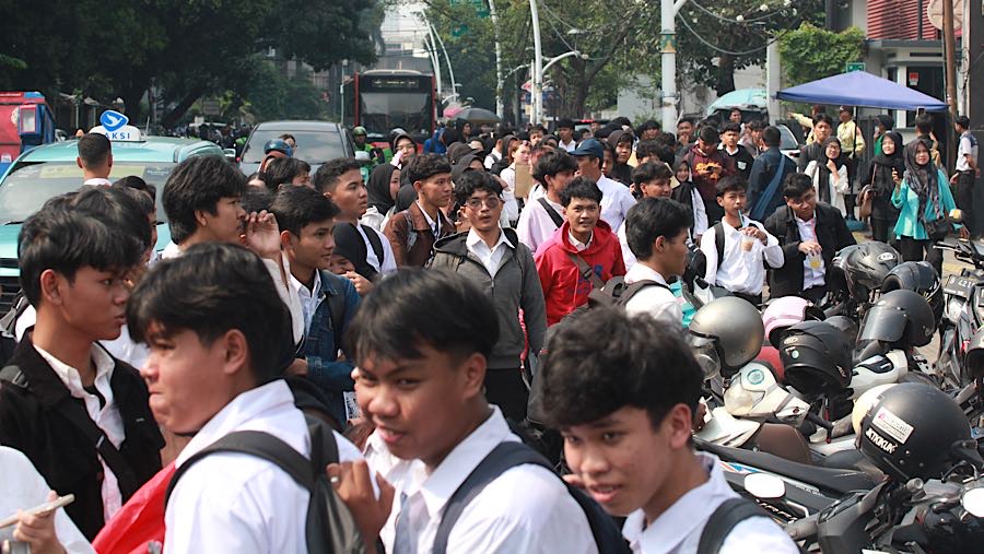 Ramainya antrean pelamar kerja membuat lalu lintas di wilayah tersebut tersendat. (Bloomberg Technoz/Andrean Kristianto)