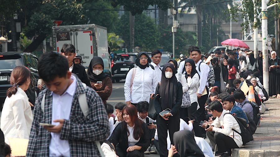 Suasana kawasan Bulungan, Jakarta Selatan, tampak dipenuhi pencari kerja oada pagi hari tadi. (Bloomberg Technoz/Andrean Kristianto)