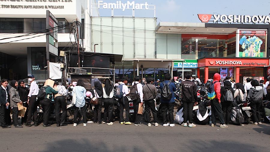 Pencari kerja antre untuk mendaftar pekerjaan di salah satu minimarket di Jakarta, Rabu (13/5/2026). (Bloomberg Technoz/Andrean Kristianto)