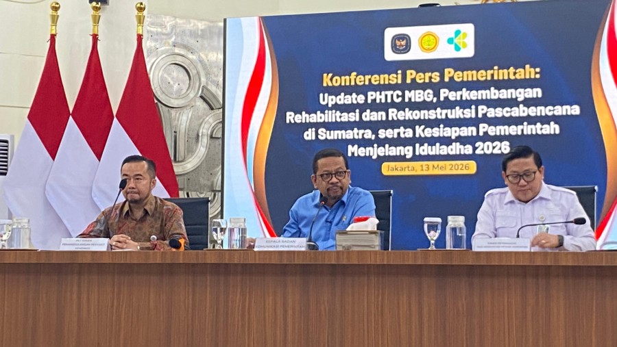 Kepala Bakom RI Muhammad Qadari (tengah) di Gedung Bakom RI, Jakarta Pusat, Rabu (15/5). (dok. Dinda Decemberia/Bloomberg Technoz)