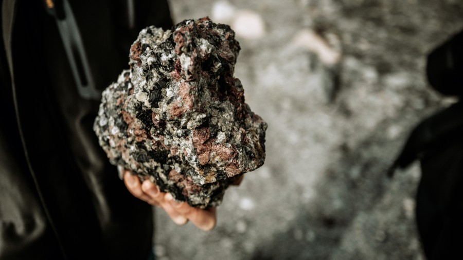 Batu yang mengandung kristal di lokasi mineral tanah jarang Tanbreez./Bloomberg-Carsten Snejbjerg