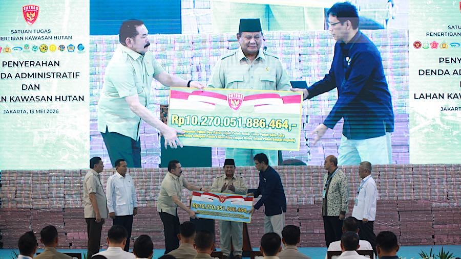 Satgas PKH kembali melakukan penyerahan uang hasil tindak lanjut penertiban kawasan hutan sebesar Rp10,27 triliun. (Bloomberg Technoz/Andrean K)
