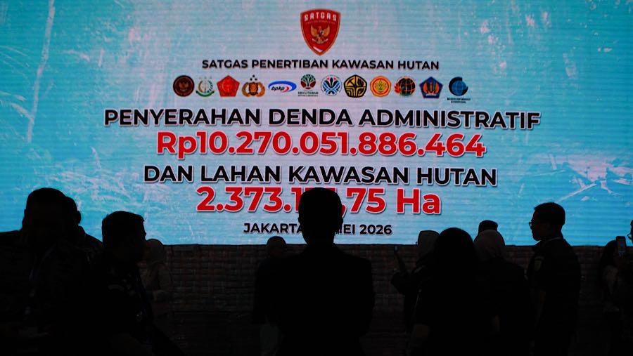 Penyerahan denda adminstratif hasil penyelamatan keuangan negara di Kejagung, Rabu (13/5/2026). (Bloomberg Technoz/Andrean Kristianto)