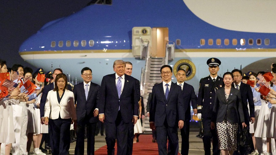 Trump tiba di Tiongkok untuk menghadiri pertemuan puncak perdagangan Xi, sementara perang dengan Iran masih dalam tahap ketidakpastian (Bloomberg)
