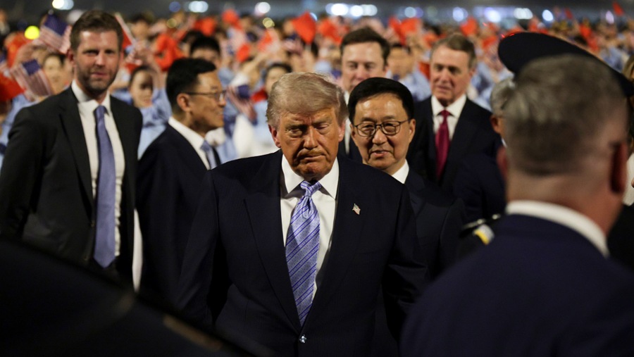 Trump tiba di Tiongkok untuk menghadiri pertemuan puncak perdagangan Xi, sementara perang dengan Iran masih dalam tahap ketidakpastian (Bloomberg)