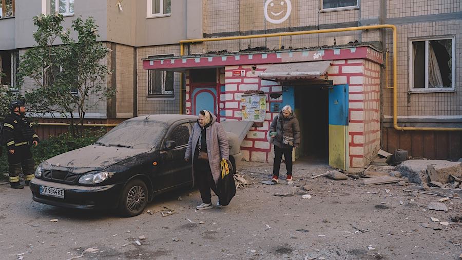 Otoritas setempat di Ukraina menyatakan bahwa drone-drone tersebut menghantam bangunan permukiman, infrastruktur kota. (Andrew Kravchenko/Bloomberg)