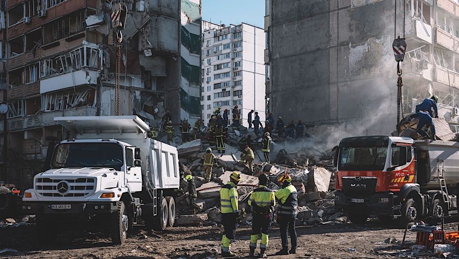 Petugas di reruntuhan bangunan tempat tinggal setelah serangan udara Rusia di Kyiv, Ukraina, Kamis (14/5/2026).  (Andrew Kravchenko/Bloomberg)