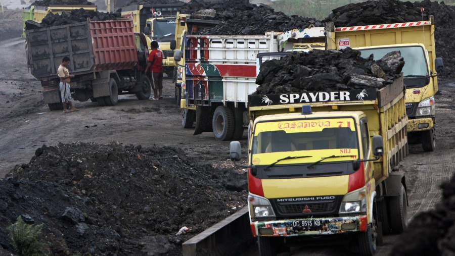 Truk mengantre untuk membongkar di area penyimpanan tambang batu bara terbuka PT Exploitasi Energi Indonesia di Palaran, Kalimantan Timur./Bloomberg