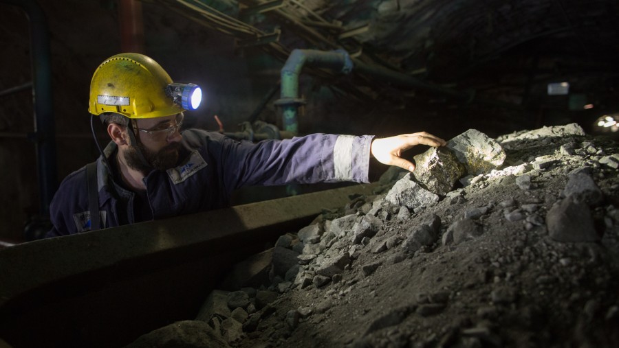 Pekerja memeriksa bijih tembaga yang digali di tambang Taymyrsky milik MMC Norilsk Nickel PJSC, di Norilsk, Rusia./Bloomberg-Andrey Rudakov
