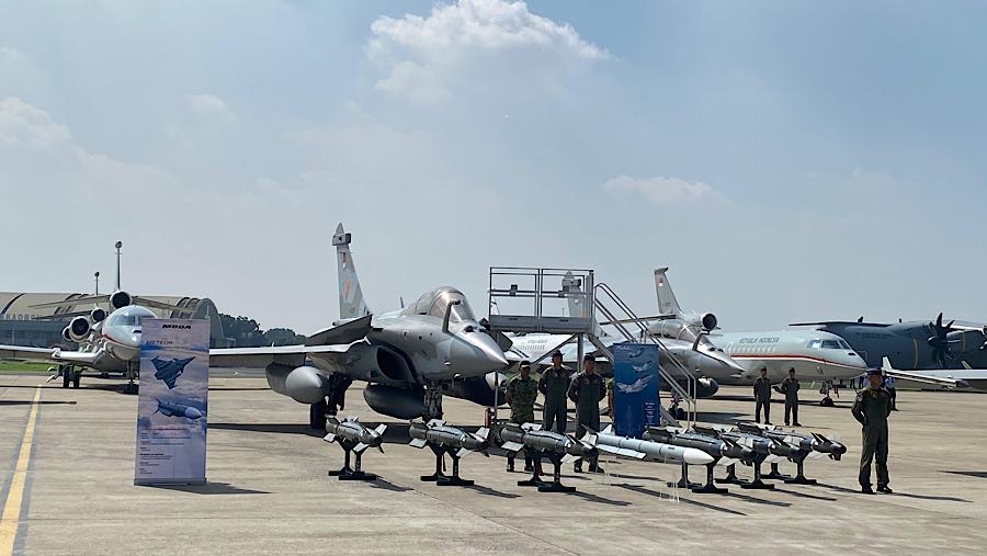 Presiden Prabowo serahkan sejumlah alutsista baru dari Prancis dan Eropa ke TNI (Bloomberg Technoz/Dovana Hasiana)