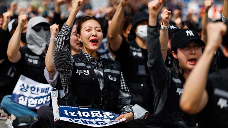 Para pekerja Samsung saat unjuk rasa menjelang pemogokan di Pyeongtaek, Korea Selatan, pada April 2026. (SeongJoon Cho/Bloomberg)