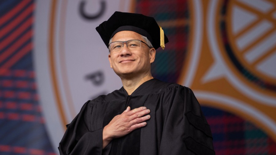 Co-founder dan CEO Nvidia, Jensen Huang dalam pidato kelulusan wisuda Universitas Carnegie Mellon. dok: Bloomberg