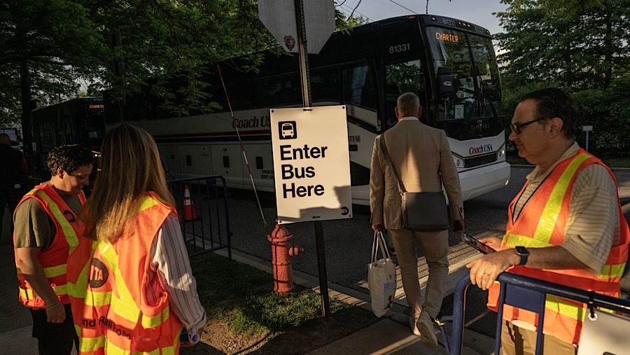 Penumpang menaiki bus antar-jemput MTA di stasiun Mineola Long Island Rail Road (LIRR), New York, AS, Senin (18/5/2026). (Victor J. Blue/Bloomberg)