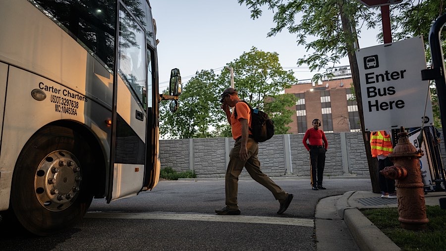 Penumpang menaiki bus antar-jemput MTA di stasiun Mineola Long Island Rail Road (LIRR), New York, AS, Senin (18/5/2026). (Victor J. Blue/Bloomberg)