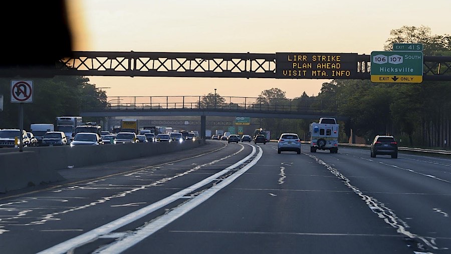 Peringatan lalu lintas di Long Island Expressway di Jericho, New York, AS, Senin (18/5/2026). (Michael Nagle/Bloomberg)