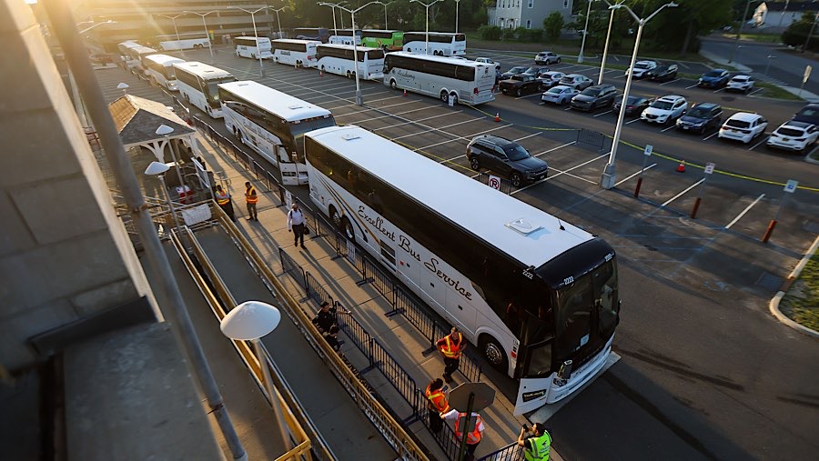 Penumpang menaiki bus antar-jemput MTA di stasiun Huntington Long Island Rail Road (LIRR), New York, AS, Senin (18/5/2026). (Michael Nagle/Bloomberg)