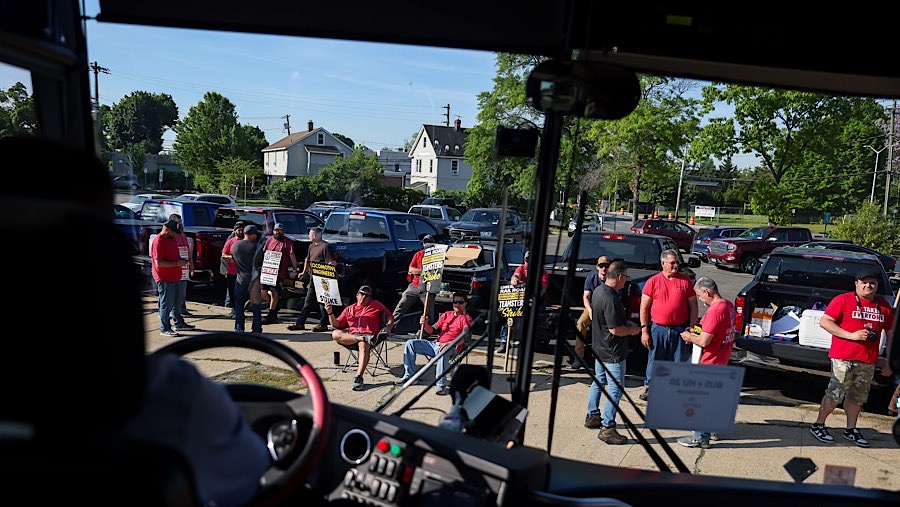 Bus melewati pekerja yang melakukan aksi mogok di Huntington Long Island Rail Road (LIRR), New York, AS, Senin (18/5/2026). (Michael Nagle/Bloomberg)