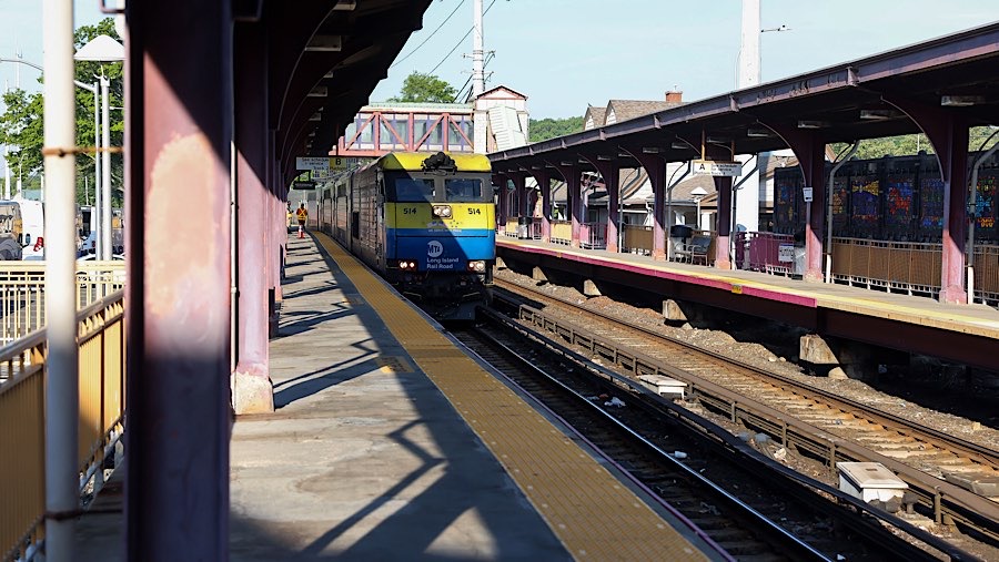 Sebuah kereta Long Island Rail Road (LIRR) di stasiun LIRR Huntington, New York, AS, Senin (18/5/2026). (Michael Nagle/Bloomberg)