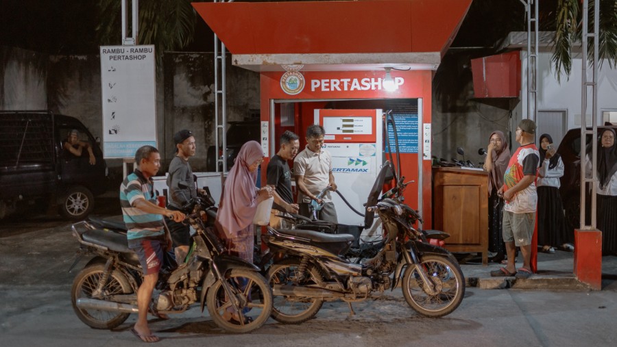Pelanggan mengisi bahan bakar sepeda motor di SPBU mini Pertashop di Bintuhan, Provinsi Bengkulu./Bloomberg-Muhammad Fadli