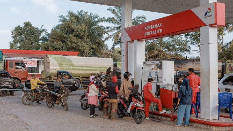 Pelanggan mengantre di sebuah SPBU PT Pertamina di Silaut, Sumatera Barat, Indonesia./Bloomberg-Muhammad Fadli