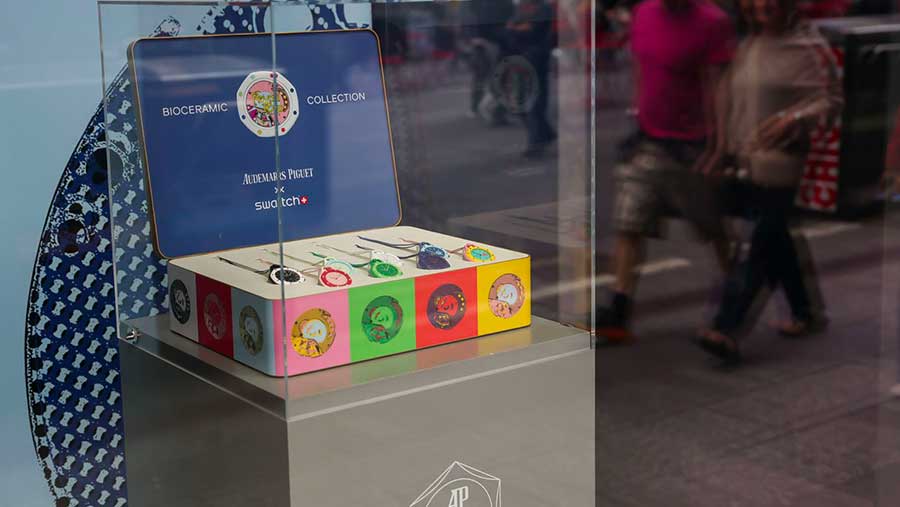 Koleksi Jam Audemars Piguet dengan Swatch Royal Pop. (Bloomberg)