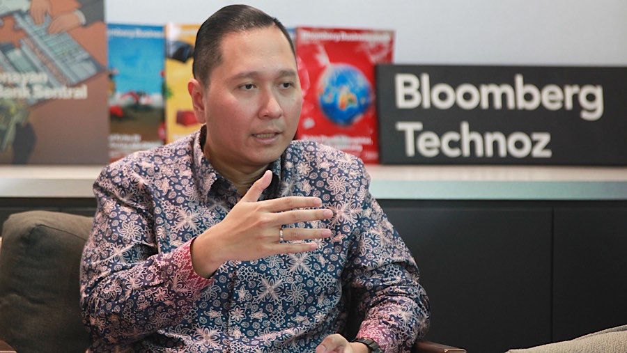 Dalam acara dalam acara PoV Talks Bloomberg Technoz Podcast tersebut, hadir juga Chief Economist Bank Permata, Josua Pardede.