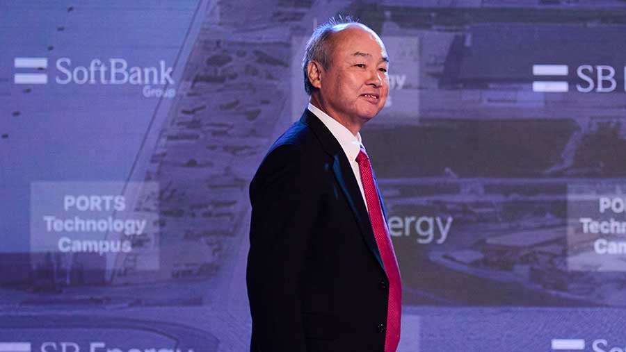 Masayoshi Son, CEO SoftBank Group Corp., pada konferensi pers di Piketon, Ohio, pada 20 Maret. (Brian Kaiser/Bloomberg)