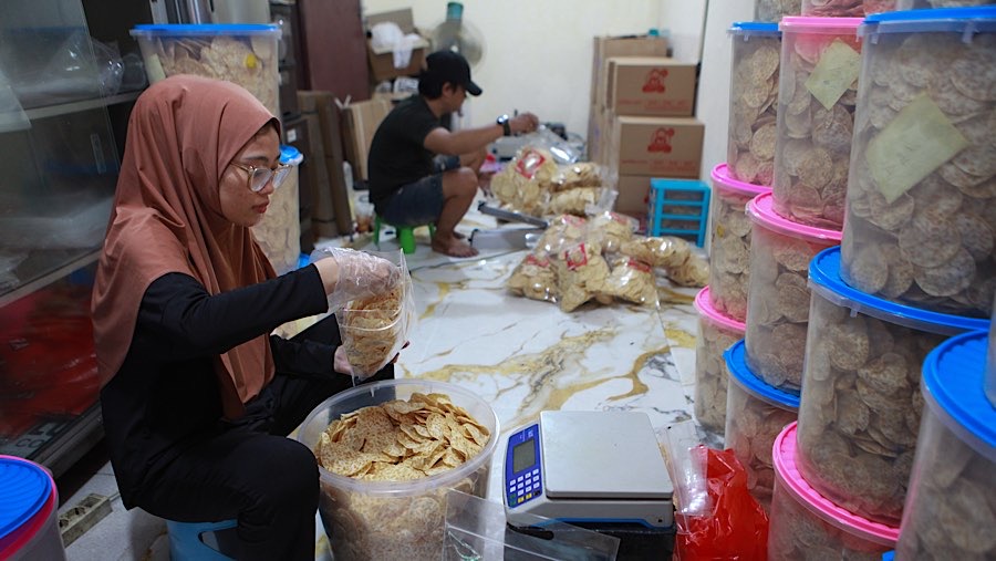 Pemilik produk Mama Tina mengaku omzet penjualan keripik tempenya yaitu Rp4.800.000 dalam sehari. (Bloomberg Technoz/Andrean Kristianto)