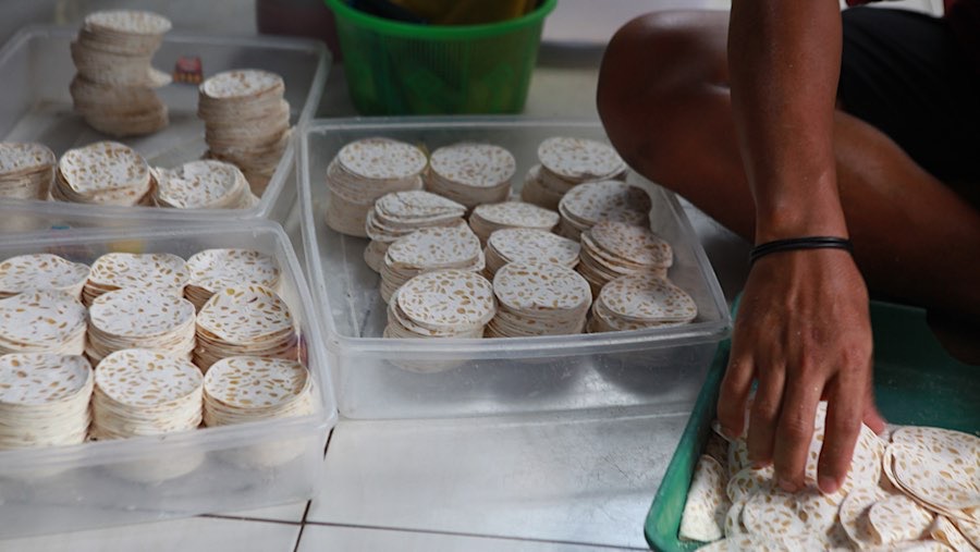 Di balik gang kecil itu, puluhan perajin tempe menjalankan usaha yang kini dikenal hingga mancanegara. (Bloomberg Technoz/Andrean Kristianto)