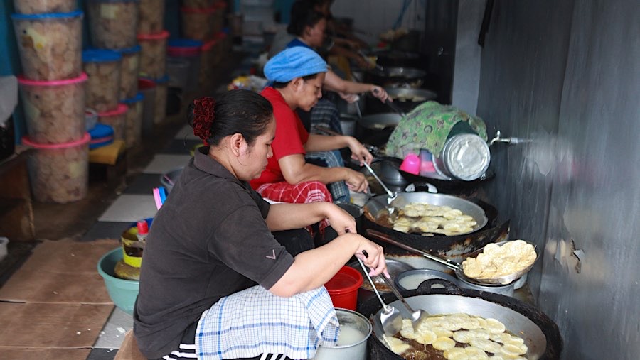 Pekerja menggoreng kripik tempe di Kramat Pela, Jakarta Selatan, Selasa (19/5/2026). (Bloomberg Technoz/Andrean Kristianto)