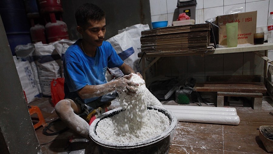Mayoritas perajin tempe di gang tersebut berasal dari Pekalongan, Jawa Tengah. (Bloomberg Technoz/Andrean Kristianto)