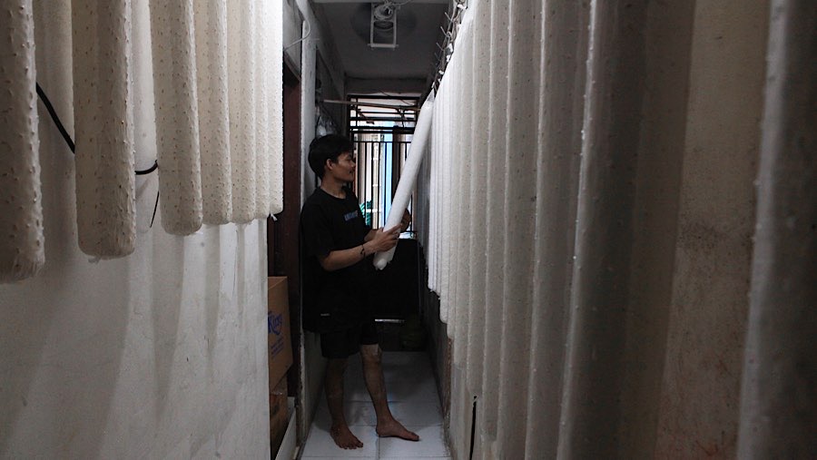 Salah satu pelopor usaha keripik tempe di kawasan itu ialah Keripik Tempe Mama Tina milik Martinah. (Bloomberg Technoz/Andrean Kristianto)