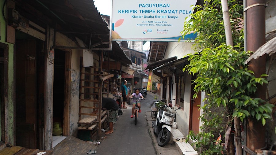 Gang sempit di Jalan Aom, RT 9 RW 8, Kramat Pela, Kebayoran Baru, Jakarta Selatan terdapat mayoritas warganya perajin keripik tempe.