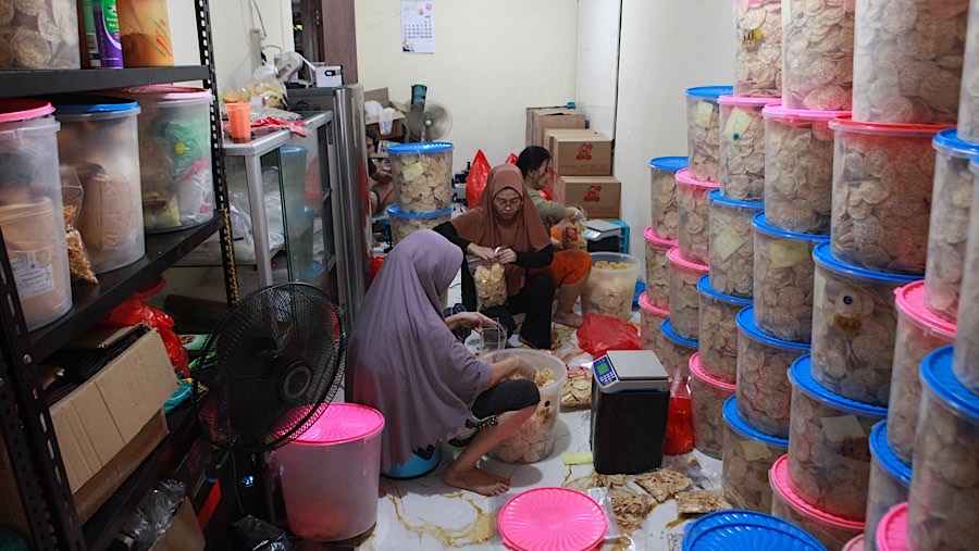 Pekerja mengemas kripik tempe yang akan dijualnya di Kramat Pela, Jakarta Selatan, Selasa (19/5/2026). (Bloomberg Technoz/Andrean Kristianto)