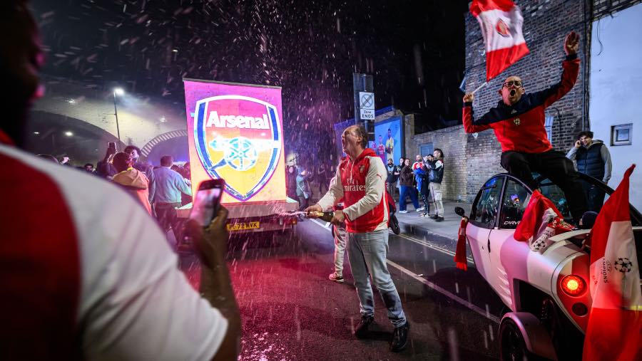 Penggemar Arsenal FC merayakan juara Liga Inggris 2025/2026. (Sumber: Bloomberg)