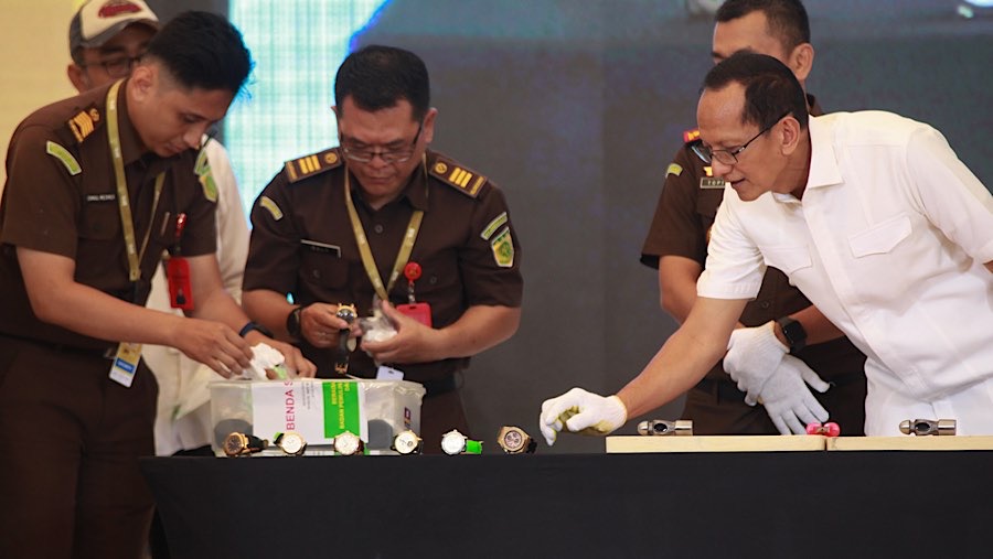 Petugas bersiap melakukan pemusnahan benda sita eksekusi di kantor BPA Kejaksaan RI, Jakarta, Rabu (20/5/2026). (Bloomberg Technoz/Andrean Kristianto)