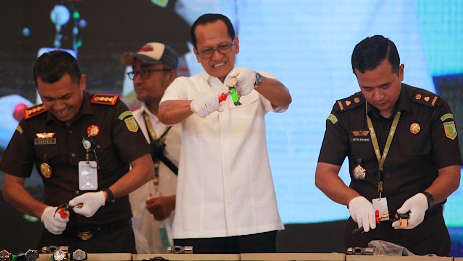 Petugas melakukan pemusnahan benda sita eksekusi di kantor BPA Kejaksaan RI, Jakarta, Rabu (20/5/2026). (Bloomberg Technoz/Andrean Kristianto)