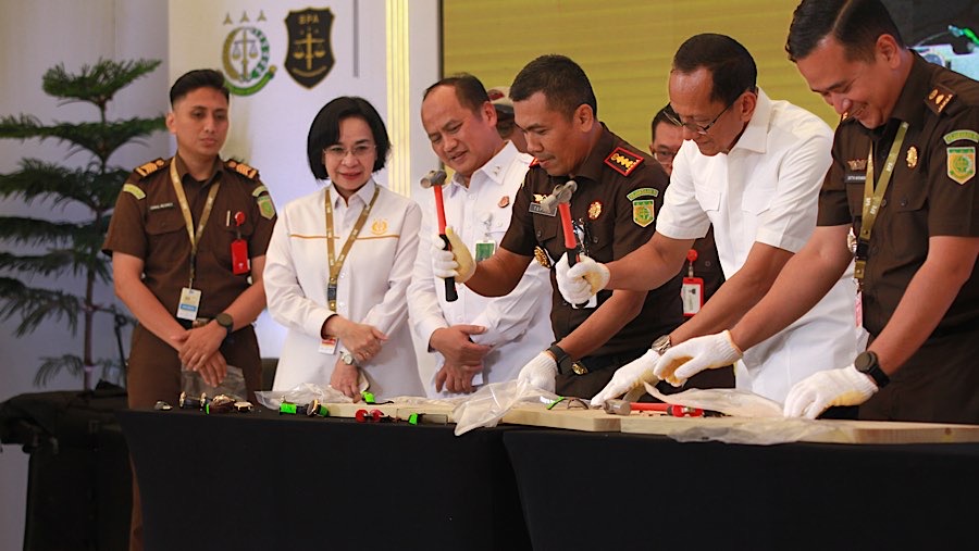 Petugas melakukan pemusnahan benda sita eksekusi di kantor BPA Kejaksaan RI, Jakarta, Rabu (20/5/2026). (Bloomberg Technoz/Andrean Kristianto)