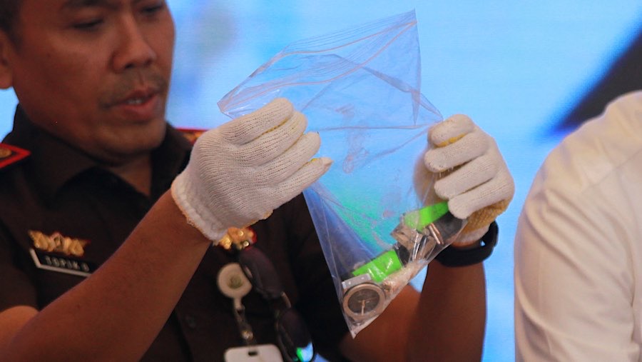 Petugas melakukan pemusnahan benda sita eksekusi di kantor BPA Kejaksaan RI, Jakarta, Rabu (20/5/2026). (Bloomberg Technoz/Andrean Kristianto)