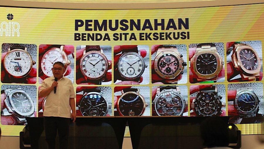 Petugas bersiap melakukan pemusnahan benda sita eksekusi di kantor BPA Kejaksaan RI, Jakarta, Rabu (20/5/2026). (Bloomberg Technoz/Andrean Kristianto)