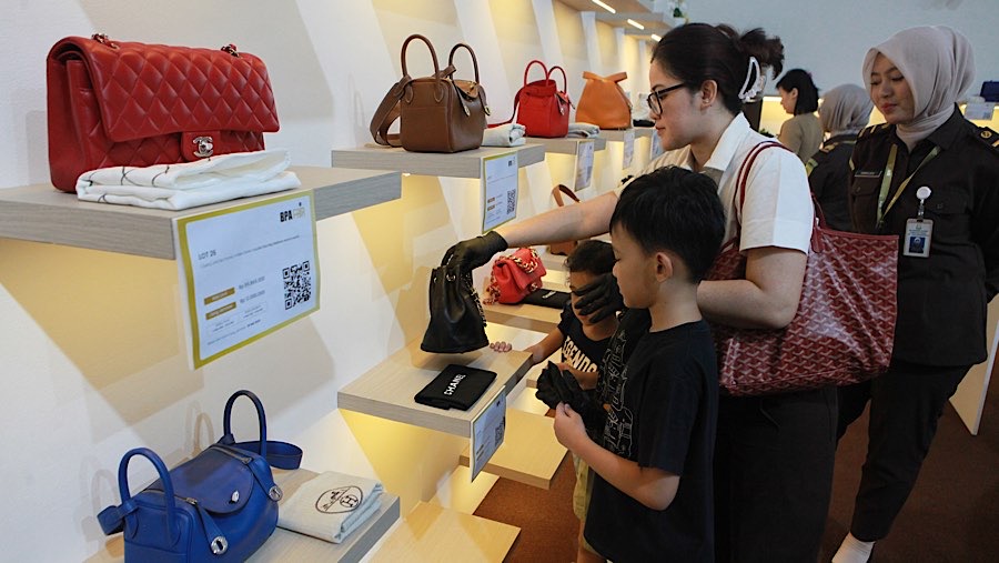 Pengunjung mengamati tas yang dilelang pada acara BPA Fair 2026 di kantor BPA Kejaksaan RI, Rabu (20/5/2026) (Bloomberg Technoz/Andrean K)