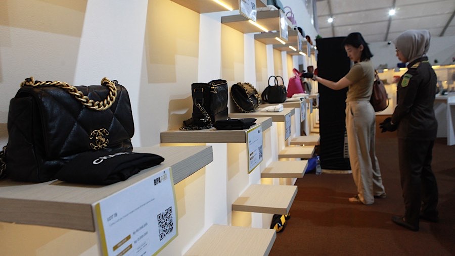 Pengunjung mengamati tas yang dilelang pada acara BPA Fair 2026 di kantor BPA Kejaksaan RI, Rabu (20/5/2026) (Bloomberg Technoz/Andrean K)